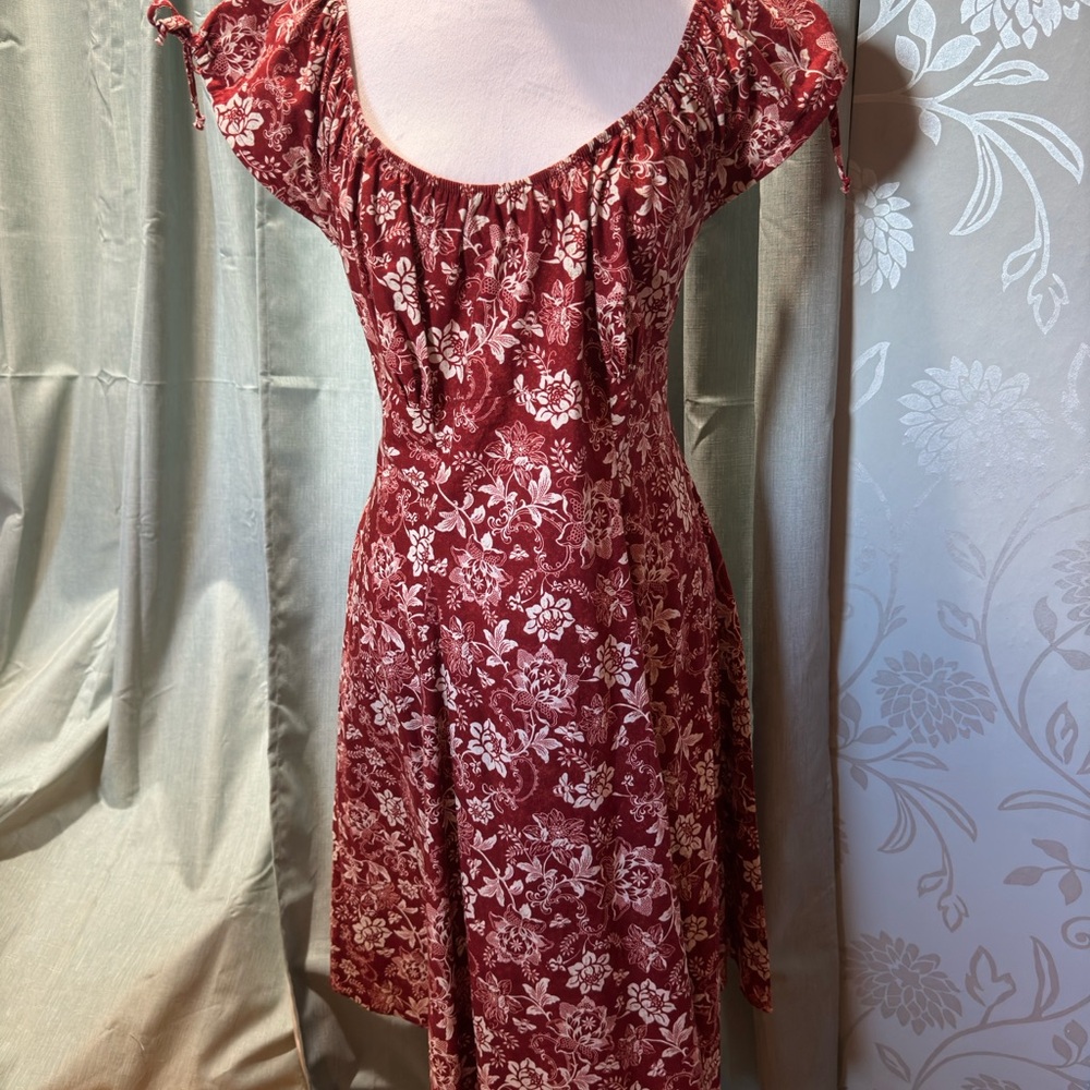 Vintage style cap sleeve full skirted dress. Shown with and without petticoats.